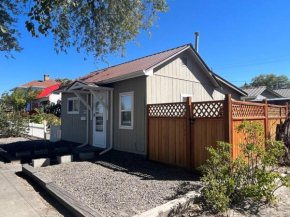 Cheerful pet-friendly bungalow right in town